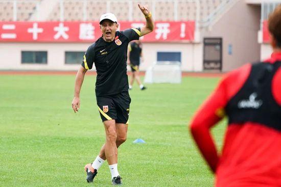 掀开岳裙子从后面挺进去0